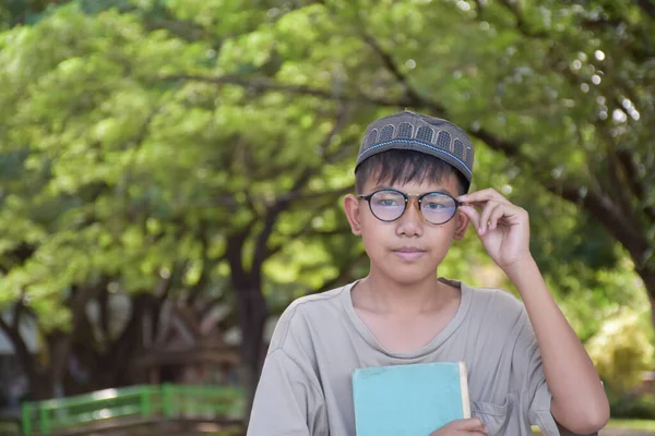 Porträtt Ung Asiatisk Islamisk Eller Muslimsk Pojke Mjuk Och Selektiv — Stockfoto