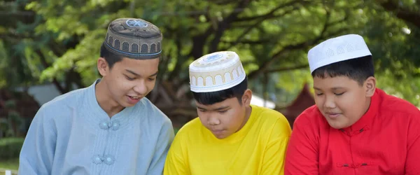 Группа Мусульманских Мальчиков Сидеть Вместе Деревом Школьном Парке Читать Учиться — стоковое фото