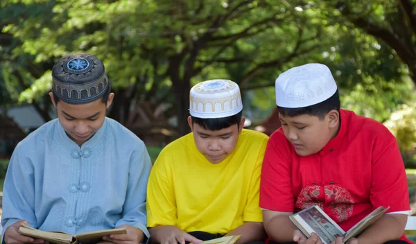 Grupo Meninos Muçulmanos Sentar Juntos Sob Árvore Parque Escolar Eles — Fotografia de Stock