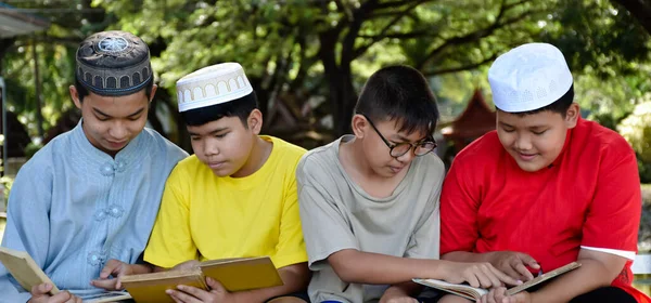Grupo Meninos Muçulmanos Sentar Juntos Sob Árvore Parque Escolar Eles — Fotografia de Stock