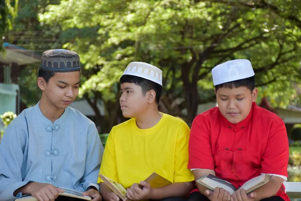 Группа Мусульманских Мальчиков Сидеть Вместе Деревом Школьном Парке Читать Учиться — стоковое фото