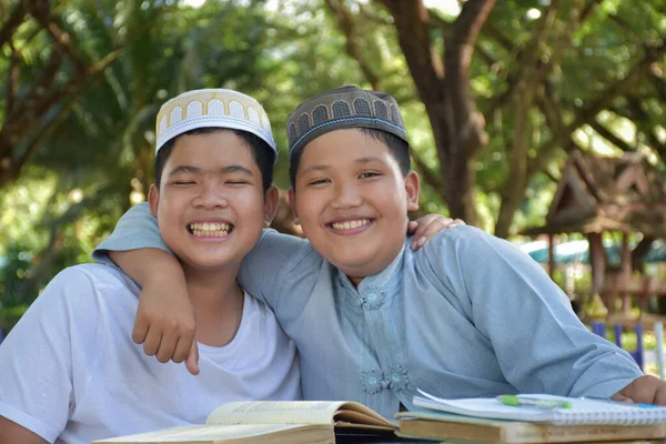 Asyalı Müslüman Çocuklar Okul Parkında Oturup Günlük Aktivitelerini Okuyup Öğrenirler — Stok fotoğraf