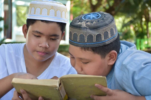 Asiatisch Muslimische Jungen Sitzen Schulpark Zusammen Ihre Täglichen Aktivitäten Lesen — Stockfoto