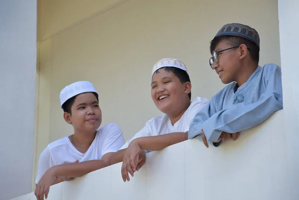 Молодые Азиаты Мусульмане Проводят Время Своими Друзьями Балконе Мечети Религиозной — стоковое фото