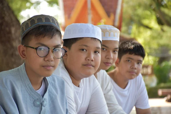 Jovem Asiático Muçulmano Meninos Sentar Uma Fileira Sob Árvore Parque — Fotografia de Stock