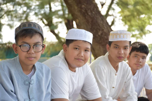 Jóvenes Asiático Musulmán Chicos Sentarse Una Fila Bajo Árbol Escuela —  Fotos de Stock