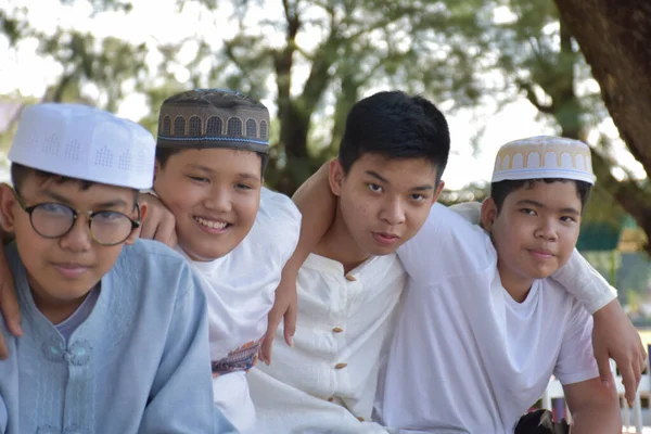 Joven Asiático Musulmanes Chicos Están Jugando Con Sus Manos Detrás —  Fotos de Stock