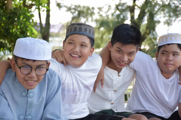 Jovens Asiáticos Muçulmanos Meninos Estão Brincando Com Mãos Atrás Uns — Fotografia de Stock