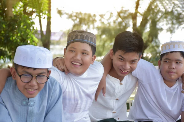 Jovens Asiáticos Muçulmanos Meninos Estão Brincando Com Mãos Atrás Uns — Fotografia de Stock