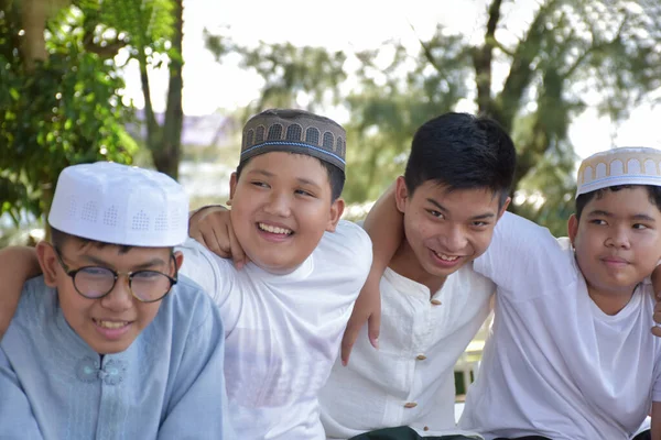 Молодые Азиаты Мусульмане Играют Руками Друг Друга Счастливо Сидя Деревом — стоковое фото