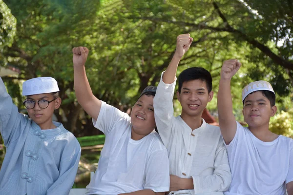 Fiatal Ázsiai Muszlim Fiúk Emelik Fel Jobb Kezüket Hogy Megmutassák — Stock Fotó