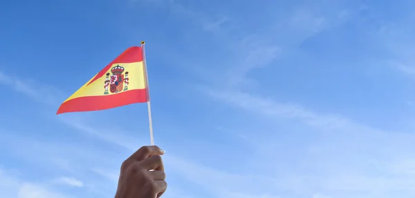 Spaanse Nationale Vlag Spaanse Vlag Hand Zwaaiend Blauwe Hemel Achtergrond — Stockfoto