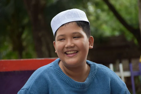 Портрет Азиатского Мусульманина Исламского Мальчика Сидящего Школьном Парке Улыбающегося Счастливо — стоковое фото
