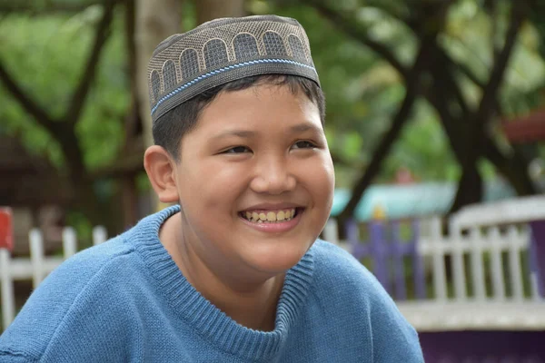 Retrato Asiático Musulmán Chico Islámico Sentado Parque Escuela Sonriendo Felizmente —  Fotos de Stock