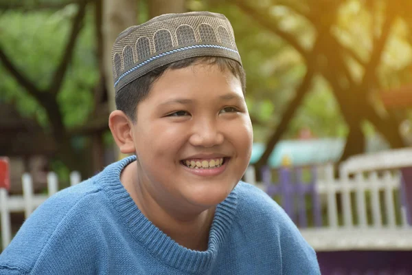 Retrato Asiático Muçulmano Islâmico Menino Sentado Parque Escolar Sorrindo Feliz — Fotografia de Stock