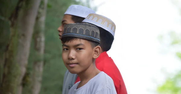 Азиатские Мусульмане Исламские Мальчики Стоя Вместе Перед Деревом Ожидая Сделать — стоковое фото