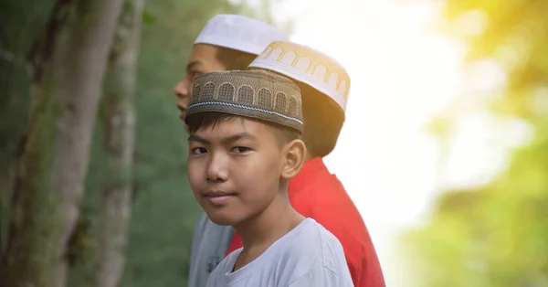 Азиатские Мусульмане Исламские Мальчики Стоя Вместе Перед Деревом Ожидая Сделать — стоковое фото