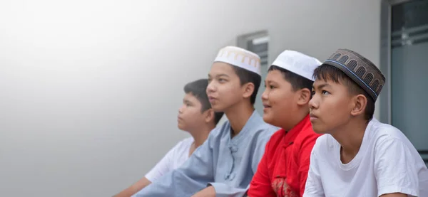 Asiático Muçulmano Islâmico Meninos Sentados Com Muçulmanos Meninos Uma Fileira — Fotografia de Stock