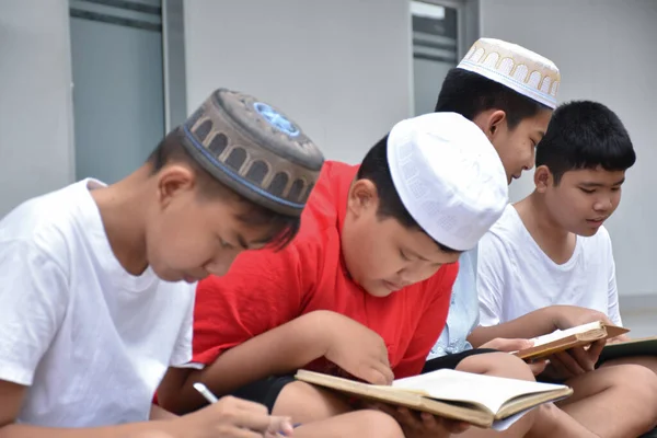 Azjatyccy Muzułmańscy Lub Islamscy Chłopcy Siedzący Muzułmańskimi Chłopcami Pod Rząd — Zdjęcie stockowe