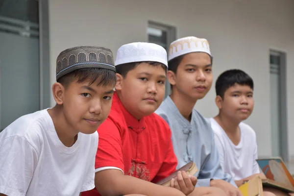 Азиатские Мусульмане Исламские Мальчики Сидят Вместе Мусульманскими Мальчиками Ряд Молиться — стоковое фото