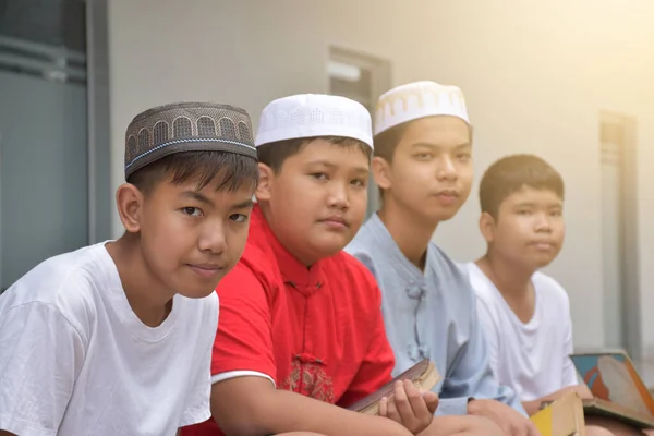 Asiatische Muslimische Oder Islamische Jungen Die Mit Muslimischen Jungen Einer — Stockfoto