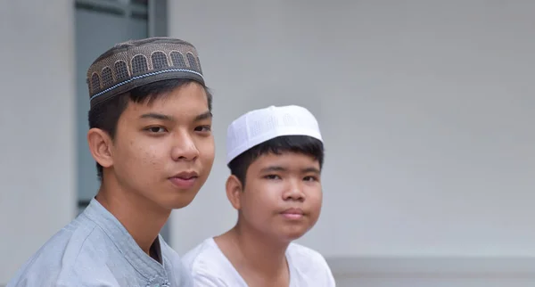 宗教活動 ソフトと選択的フォーカスを行うには 行のイスラム教徒の男の子と一緒に座っているアジアのイスラム教徒やイスラム教徒の男の子 — ストック写真