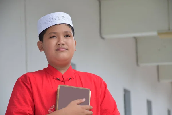 Portret Młodego Południowo Wschodniego Azjatyckiego Islamu Lub Muzułmanina Chłopca Białej — Zdjęcie stockowe