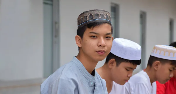 Muslim Asia Atau Anak Laki Laki Islamik Duduk Dengan Anak — Stok Foto