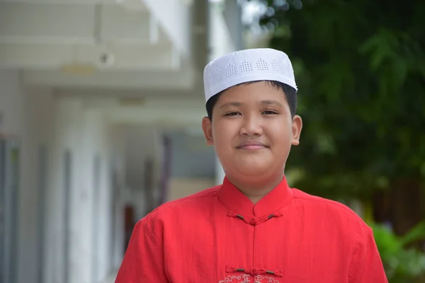 Retrato Joven Sudeste Asiático Islámico Musulmán Niño Camisa Blanca Sombrero —  Fotos de Stock
