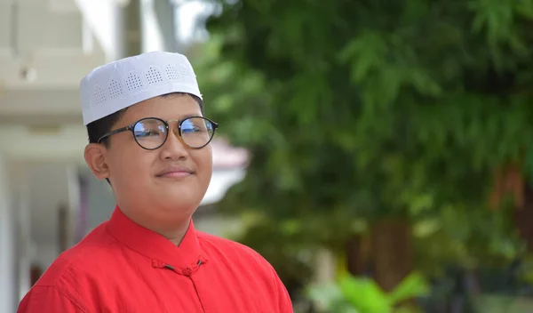 Retrato Jovem Sudeste Asiático Islâmico Muçulmano Menino Camisa Branca Chapéu — Fotografia de Stock