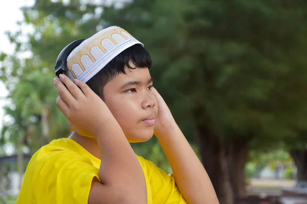 Retrato Jovem Asiático Muçulmano Menino Camisa Amarela Usa Chapéu Segura — Fotografia de Stock