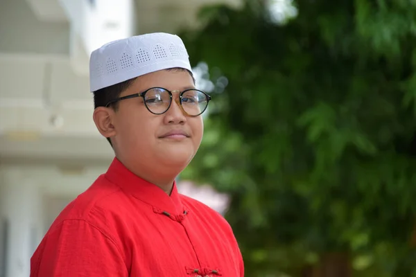 Retrato Joven Sudeste Asiático Islámico Musulmán Niño Camisa Blanca Sombrero —  Fotos de Stock