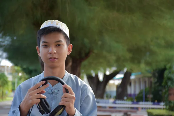 Porträtt Ung Asiatisk Muslim Pojke Brun Skjorta Och Bär Hatt — Stockfoto