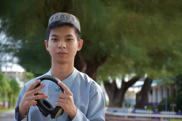 Retrato Jovem Asiático Muçulmano Menino Camisa Marrom Usa Chapéu Segura — Fotografia de Stock