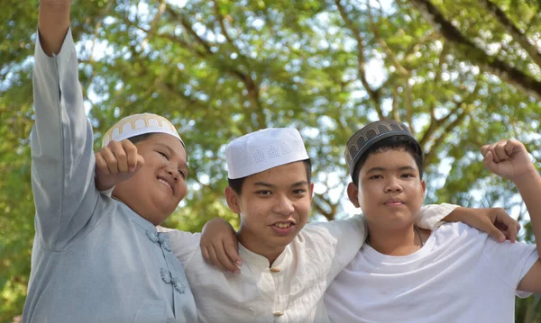Pemuda Asia Muslim Mengangkat Tangan Kanan Mereka Untuk Menunjukkan Kemenangan — Stok Foto