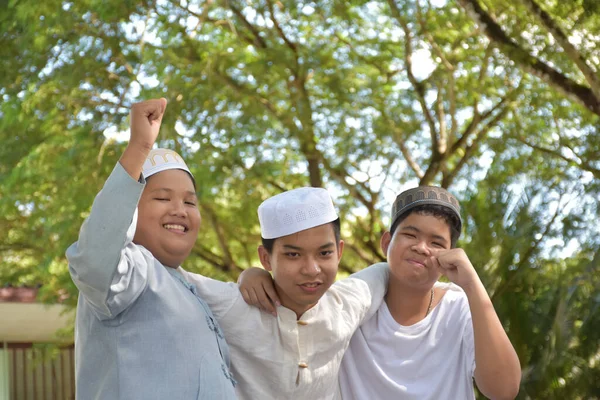 Genç Asyalı Müslüman Çocuklar Zaferlerini Başarılarını Göstermek Için Okul Parkındaki — Stok fotoğraf