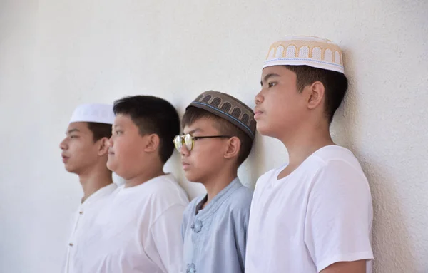 Jonge Zuidoost Aziatische Kinderen Staan Een Rij Voor Het Balkon — Stockfoto