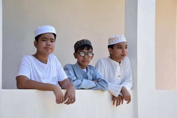Молодые Юго Восточные Азиатские Дети Стоят Ряд Перед Балконом Ждут — стоковое фото