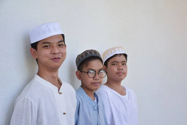 Jóvenes Niños Del Sudeste Asiático Pie Una Fila Frente Balcón —  Fotos de Stock