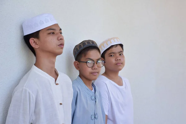Junge Südostasiatische Kinder Die Einer Reihe Vor Dem Balkon Stehen — Stockfoto