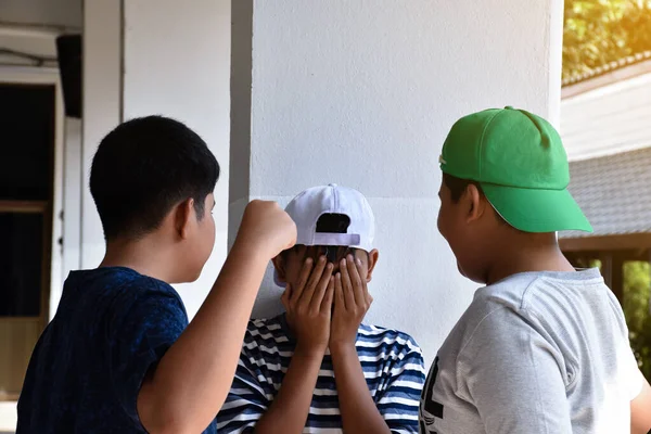 Asyalı Ortaokul Çocuğu Kötü Alışkanlık Öğrencileri Tarafından Korkutuldu Tuvaletin Duvarında — Stok fotoğraf