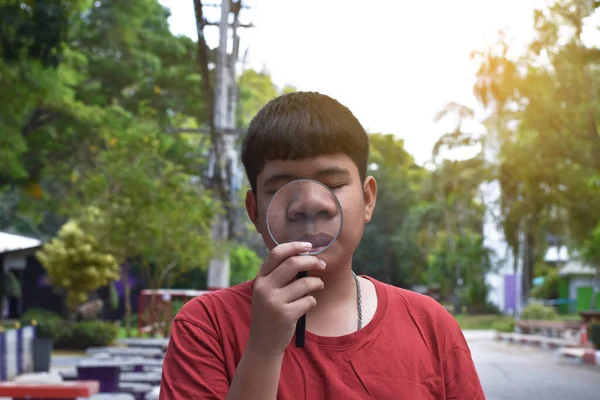 Πορτρέτο Νεαρό Ασιατικό Αγόρι Κατέχει Μεγεθυντικό Φακό Μπροστά Από Μύτη — Φωτογραφία Αρχείου