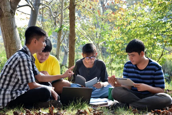 Asian Young Teenagers Sitting Together Talking Reading Consulting Explaning School — Stockfoto
