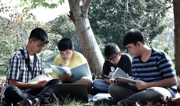 Asian Young Teenagers Sitting Together Talking Reading Consulting Explaning School — Stockfoto