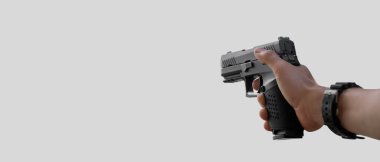 9 mm 'lik izole bir tabanca. Kesme yolları olan bir nişancının sağ elinde duruyor..