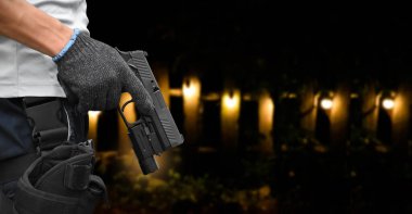 9 mm 'lik otomatik tabanca tetikçinin sağ elinde, güvenlik konsepti, soygun, gangster, dünya çapında koruma. seçici odak tabanca.