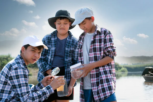 Meninos Asiáticos Camisa Xadrez Segurar Garrafas Plástico Transparentes Xícara Que — Fotografia de Stock