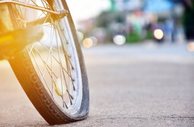 Düz ve yolun kenarındaki kaldırımda park edilmiş arka tekerlek, mercek fişeği düzenlenmiş..