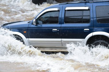 Şiddetli yağışlı bir mevsim nedeniyle çamurlu yağmurlar bölgeyi birbirine bağlayan ana yolları sular altında bıraktı, bu da arabaların geçmesini zorlaştırdı ve motor arızalarına yol açtı, hareket halinde, araba sigortası kavramı.