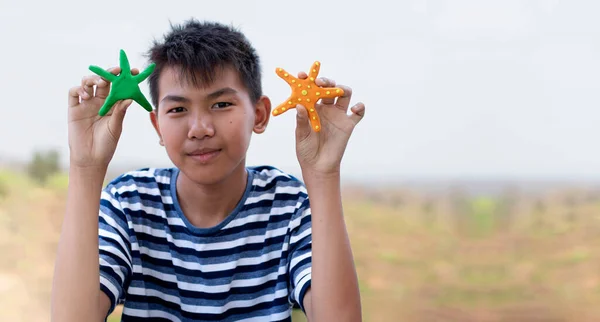 Asyalı Çocuklar Evlerinde Boş Zamanlarını Evde Modellik Yapmak Için Hayvan — Stok fotoğraf